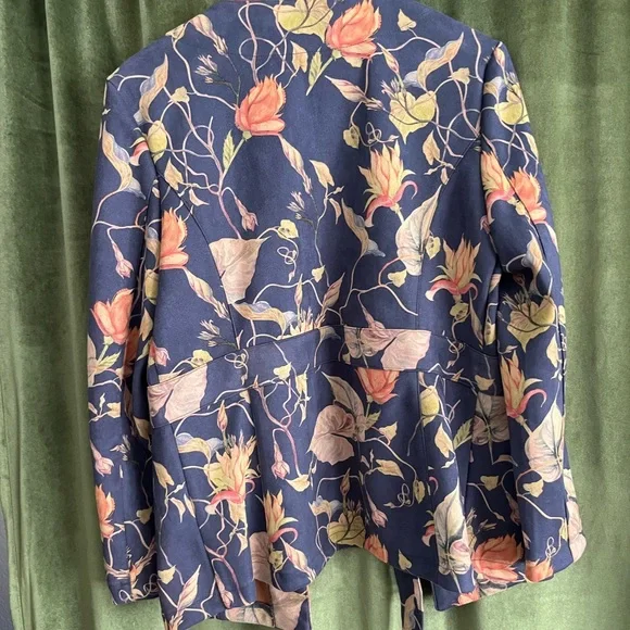 Beautiful soft jacket - Picture 3 of 3